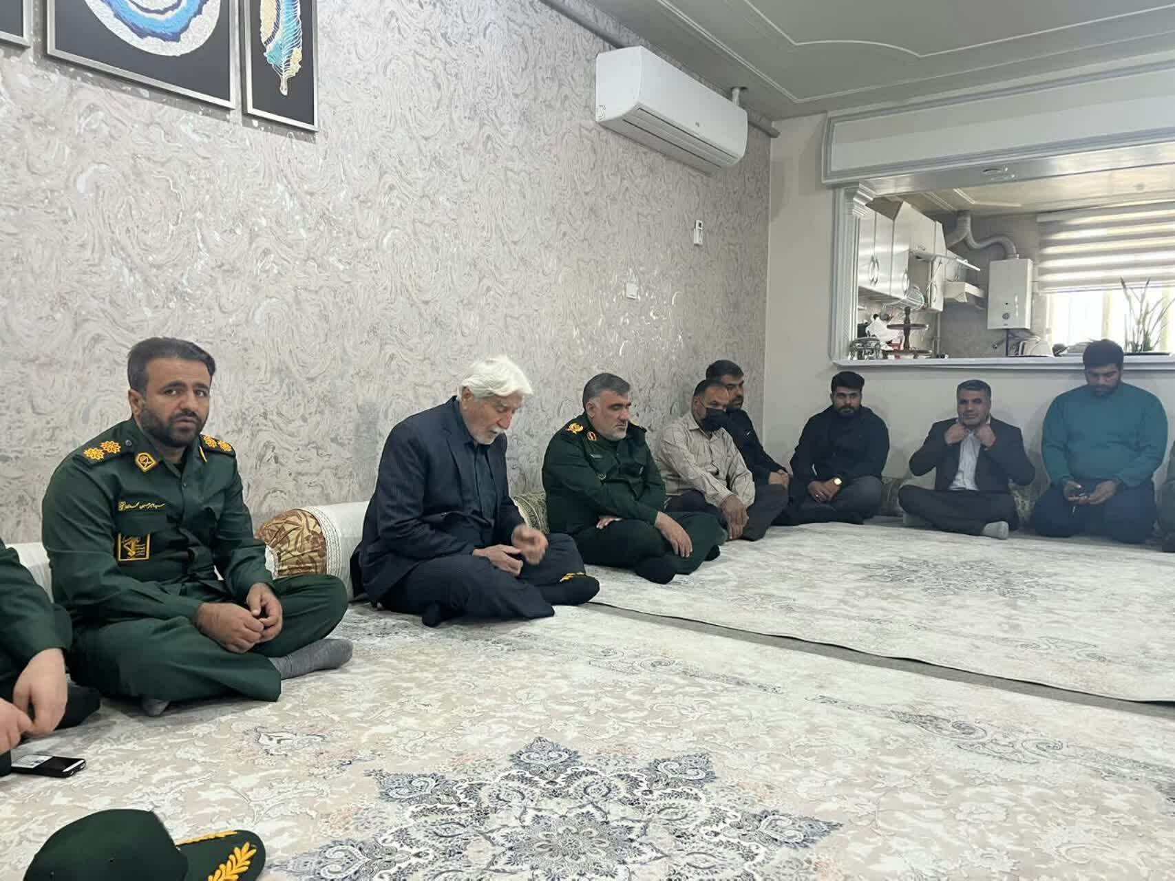 دیدار فرمانده تیپ ۴۸ فتح با خانواده شهدای مدافع امنیت در گچساران