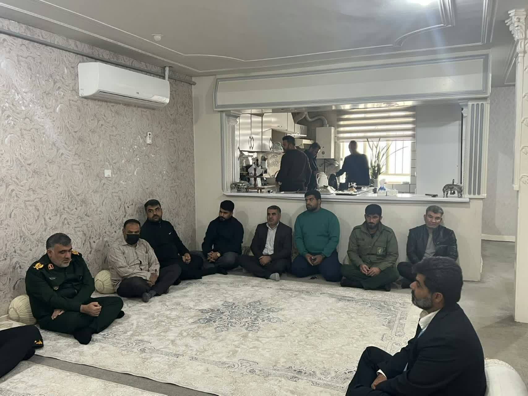 دیدار فرمانده تیپ ۴۸ فتح با خانواده شهدای مدافع امنیت در گچساران