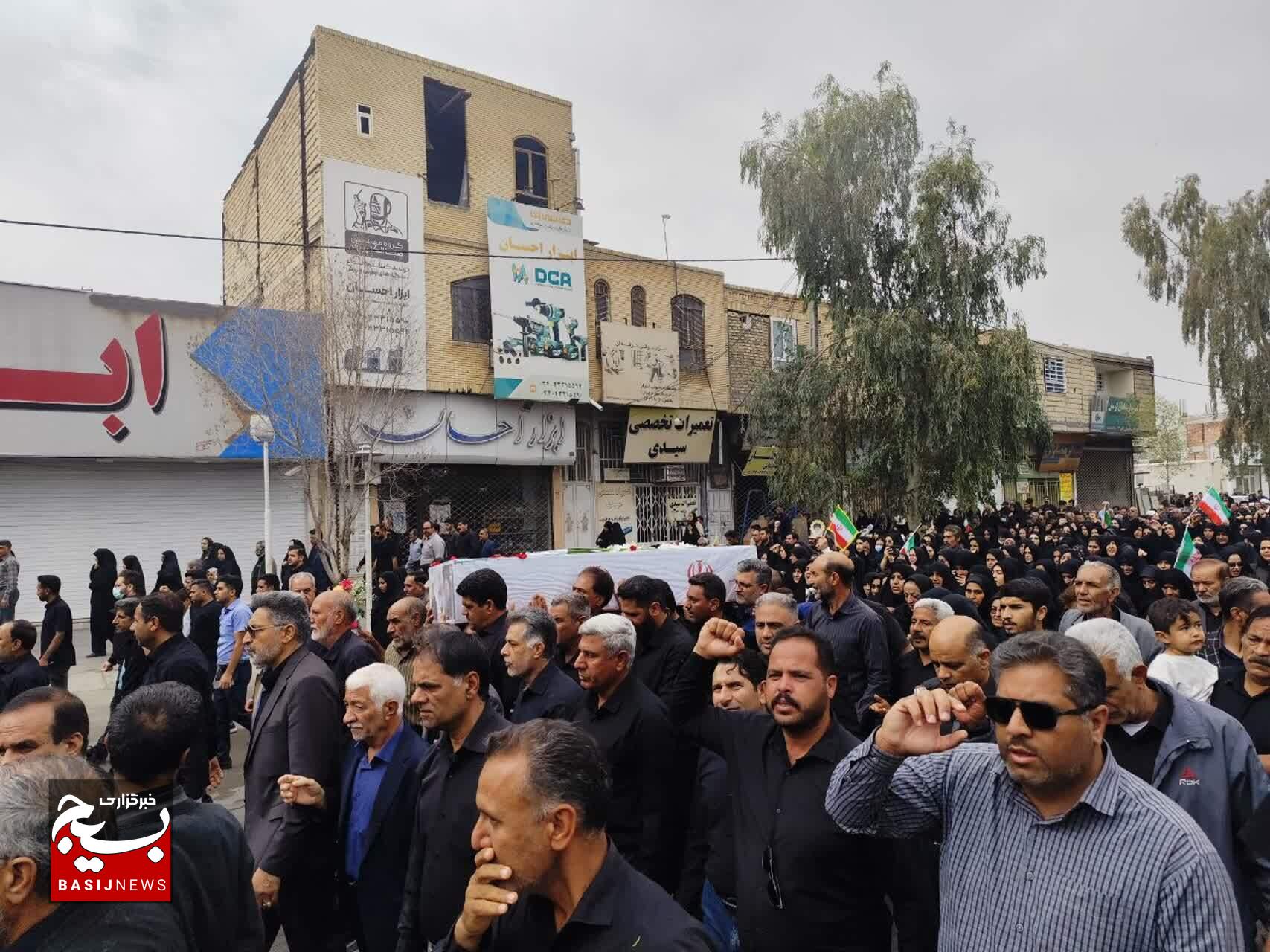 تشییع باشکوه مدیر شهید دبستان دخترانه شجره طیبه میناب در جیرفت