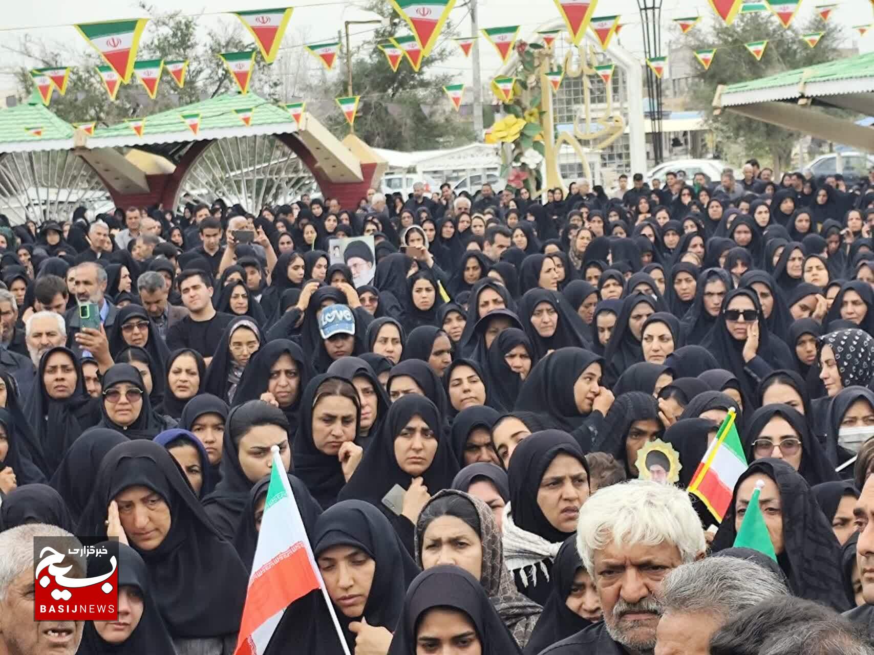 تشییع باشکوه مدیر شهید دبستان دخترانه شجره طیبه میناب در جیرفت