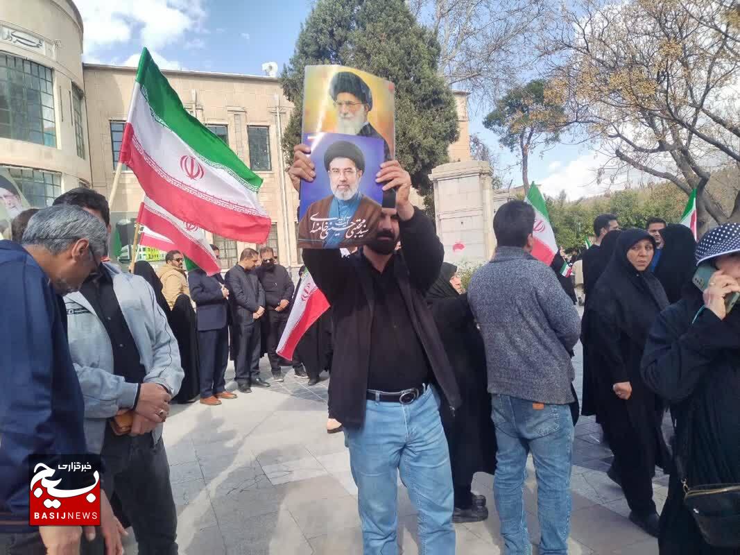 با تمام وجود از آیت الله سید مجتبی خامنه‌ای حمایت می‌کنم