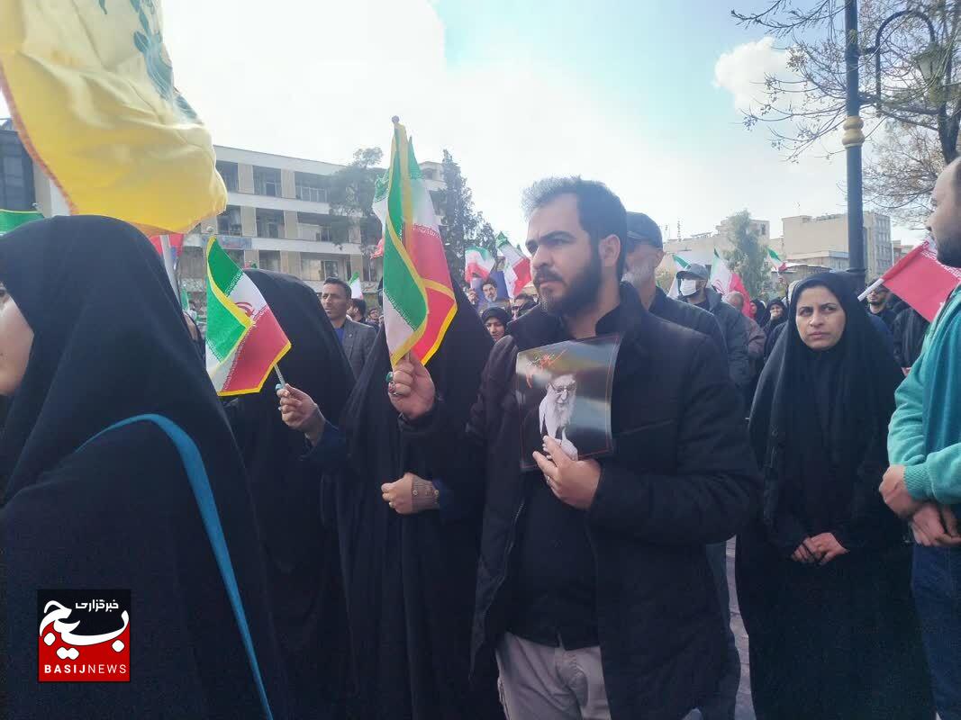 با تمام وجود از آیت الله سید مجتبی خامنه‌ای حمایت می‌کنم