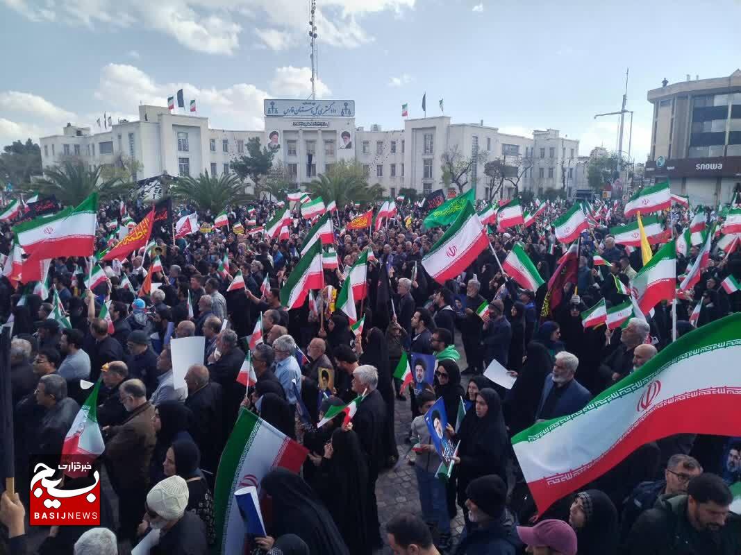 با تمام وجود از آیت الله سید مجتبی خامنه‌ای حمایت می‌کنم