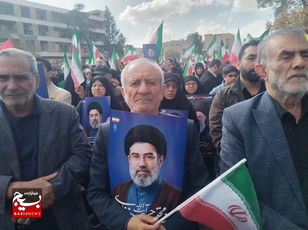 با تمام وجود از آیت الله سید مجتبی خامنه‌ای حمایت می‌کنم