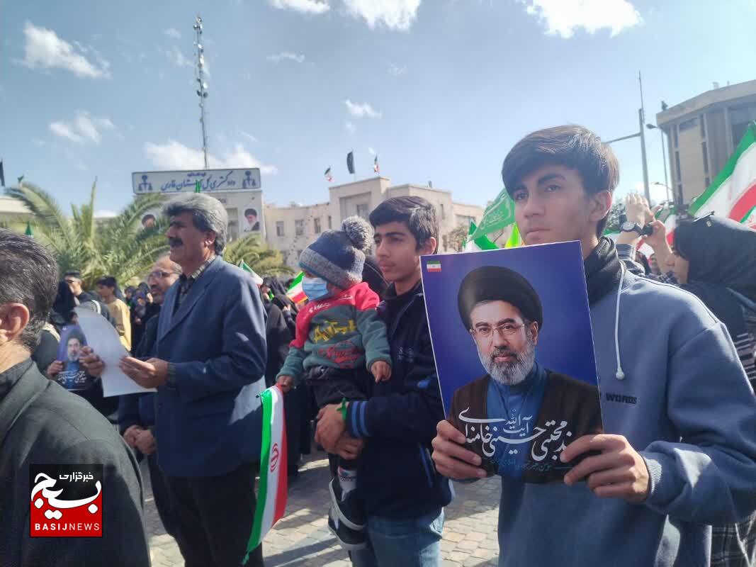 با تمام وجود از آیت الله سید مجتبی خامنه‌ای حمایت می‌کنم