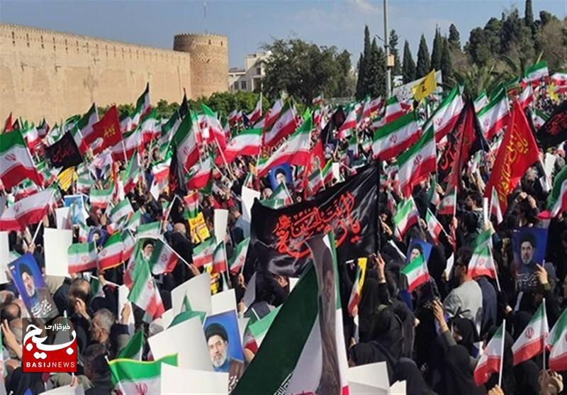با تمام وجود از آیت الله سید مجتبی خامنه‌ای حمایت می‌کنم