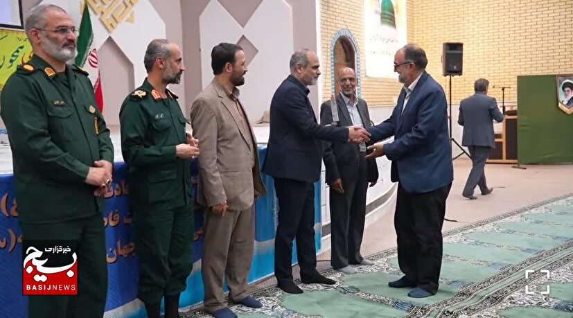 مراسم تجلیل از معلمین دفاعی استان قم با حضور فرمانده لشکر ۱۷ علی بن ابی طالب (ع) در در لشکر عملیاتی برگزار شد