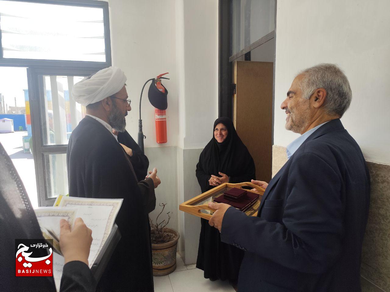 تجلیل از معلمان دبستان دخترانه ثارالله کرمان همزمان با هفته معلم