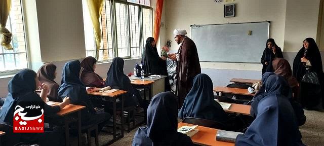 مسئول دفتر نمایندگی ولی فقیه در ناحیه ابوذر از مدارس منطقه ۱۹ در هفته معلم بازدید نمود مسئول دفتر نمایندگی ولی فقیه در ناحیه ابوذر از مدارس منطقه ۱۹ در هفته معلم بازدید نمود