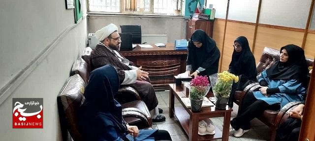 مسئول دفتر نمایندگی ولی فقیه در ناحیه ابوذر از مدارس منطقه ۱۹ در هفته معلم بازدید نمود مسئول دفتر نمایندگی ولی فقیه در ناحیه ابوذر از مدارس منطقه ۱۹ در هفته معلم بازدید نمود
