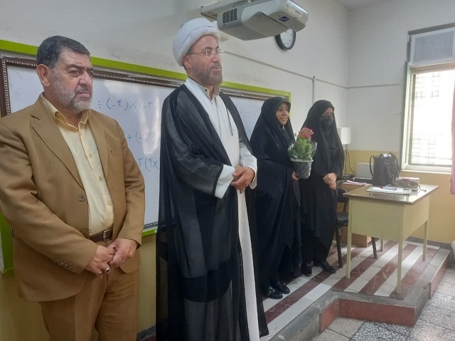 مسئول دفتر نمایندگی ولی فقیه در ناحیه شهید رجایی در هفته معلم از دبیرستان تربیت بازدید نمود