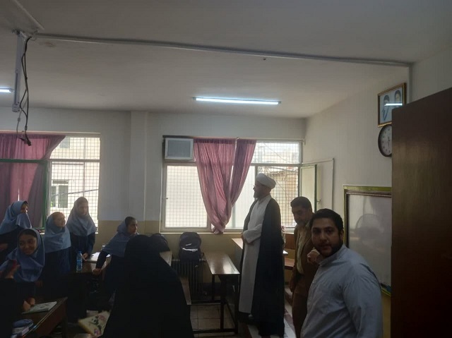 مسئول دفتر نمایندگی ولی فقیه در ناحیه شهید رجایی در هفته معلم از دبیرستان تربیت بازدید نمود
