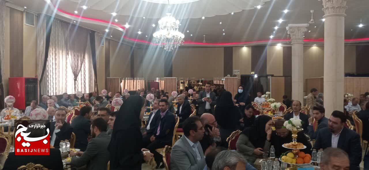 معلمان مجاهدان عرصه علم و دانش هستند