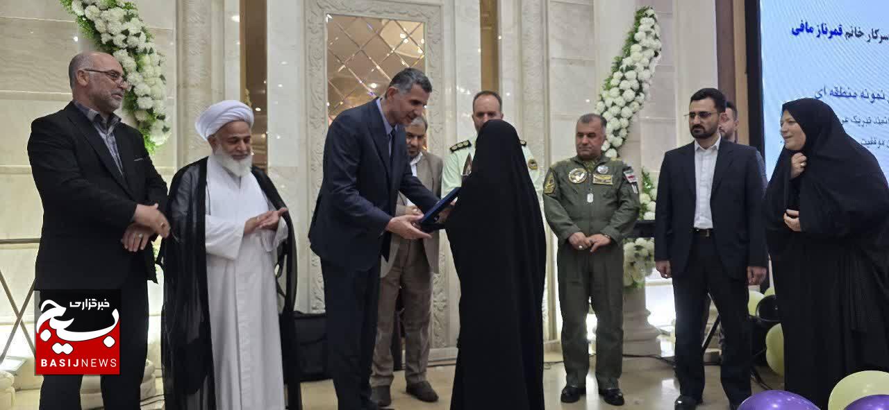 معلمان مجاهدان عرصه علم و دانش هستند