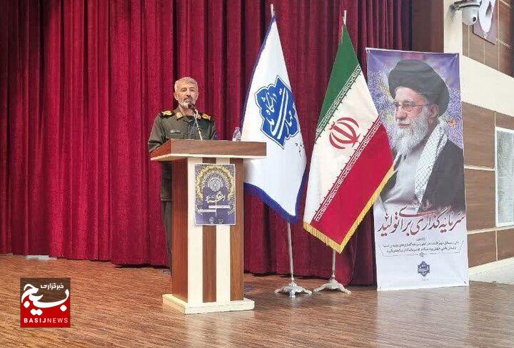 معلمان قدردان جایگاه رفیع خود باشند