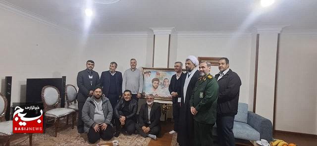 دیدار و سرکشی مسئول دفتر نمایندگی ولی فقیه در ناحیه قدس از خانواده معظم شهید عنایت زاده