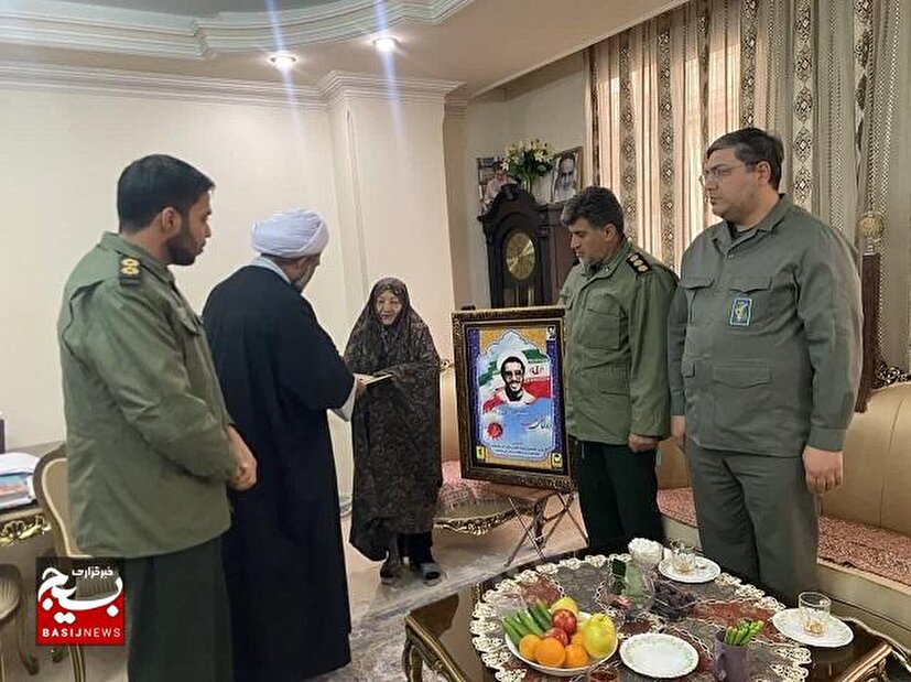 دیدار و سرکشی فرمانده ناحیه و مسئول دفتر نمایندگی ولی فقیه در ناحیه قدس از خانواده معظم شهیدان