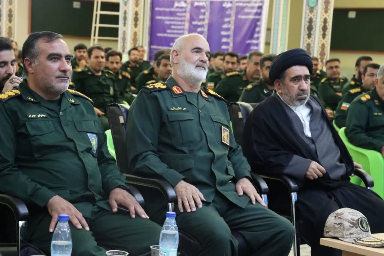 تجلیل فرمانده قرارگاه کربلا در جنوب کشور از سردار حکمتیان