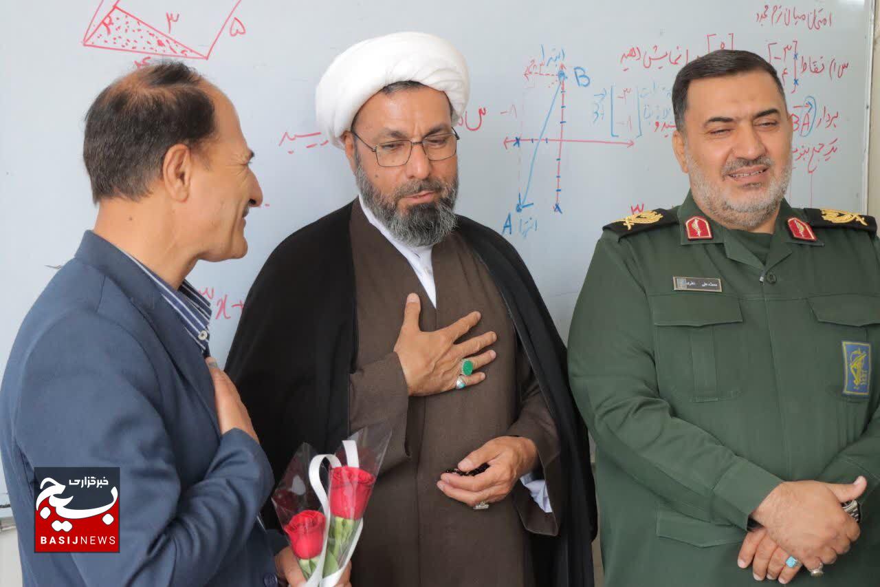 تقدیر و تجلیل از مربیان و معلمان عقیدتی در مدارس شهر کرمان
