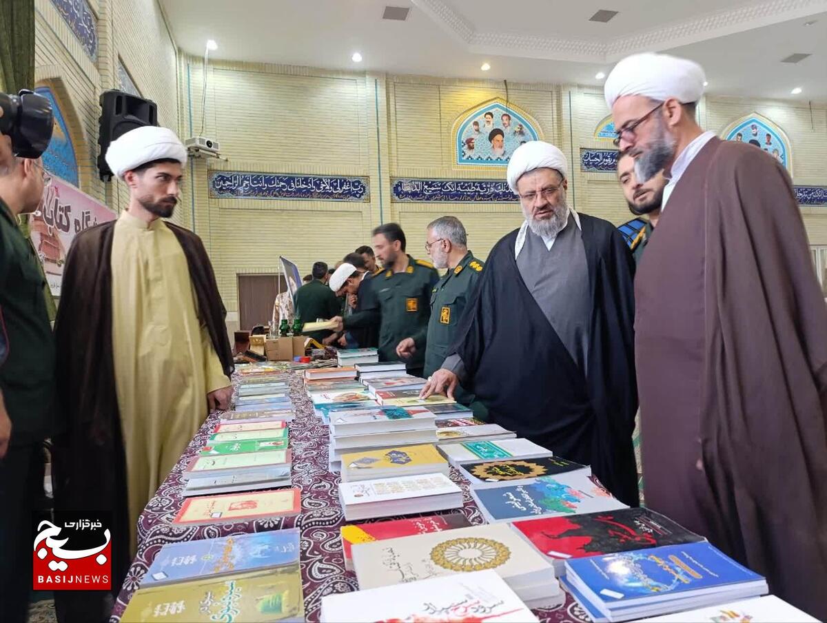 افتتاح نمایشگاه و فروشگاه کتاب در ستاد فرماندهی سپاه صاحب الامر(عج) استان قزوین 
