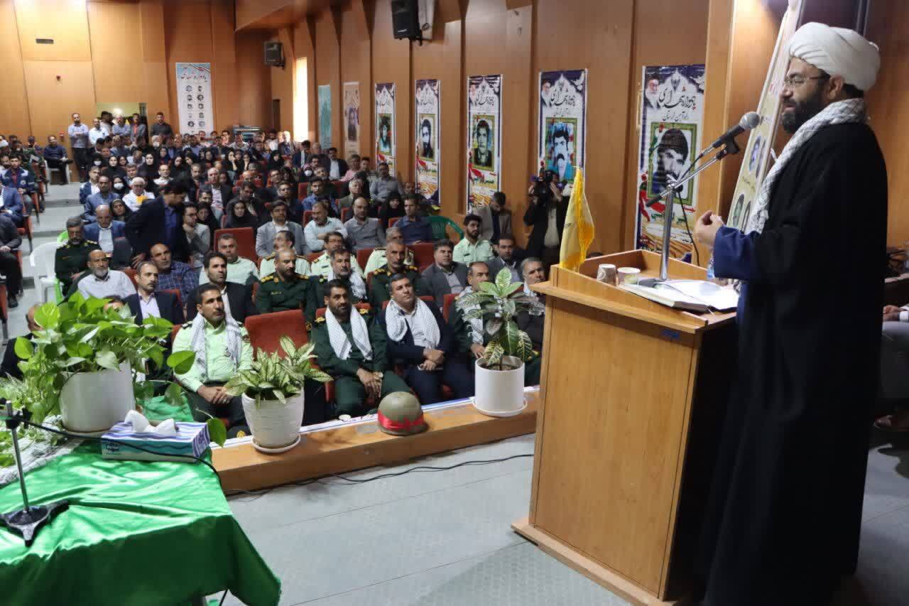 کارگران رزمندگان جبهه تولید و شهدا الگوی خدمت هستند