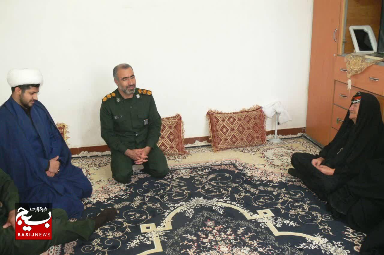 دیدار با خانوادههای شهیدان به مناسبت هفته عقیدتی سیاسی در رومشکان دیدار با خانوادههای شهیدان به مناسبت هفته عقیدتی سیاسی در رومشکان