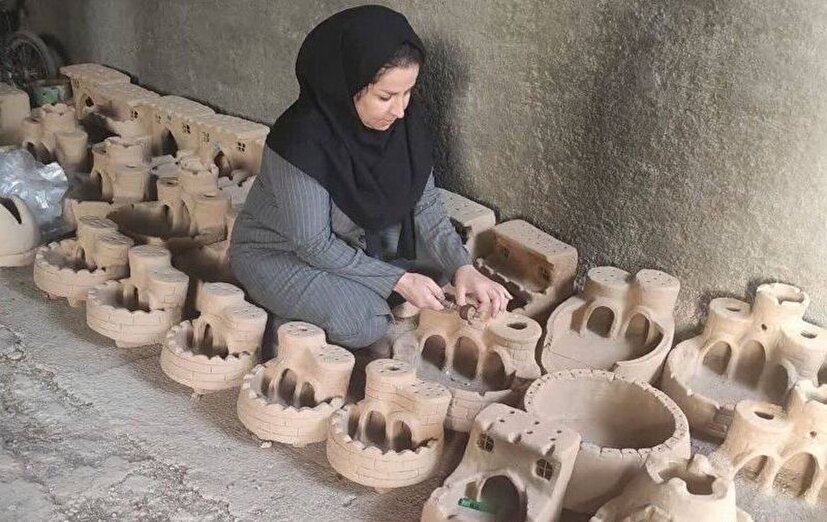 زنی که از خاک زندگی می‌سازد