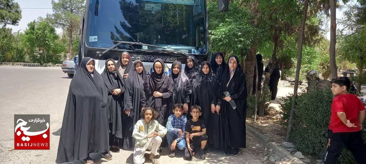 اعزام کاروان بسیجیان از شهر بهارستان به مرقد مطهر امام خمینی ره
