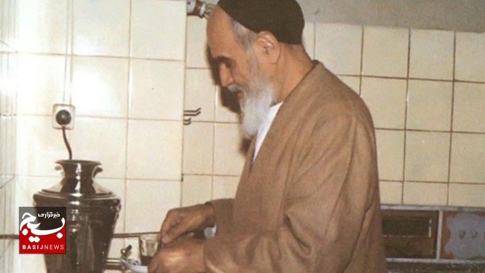 امام خمینی و چایی برای محافظان