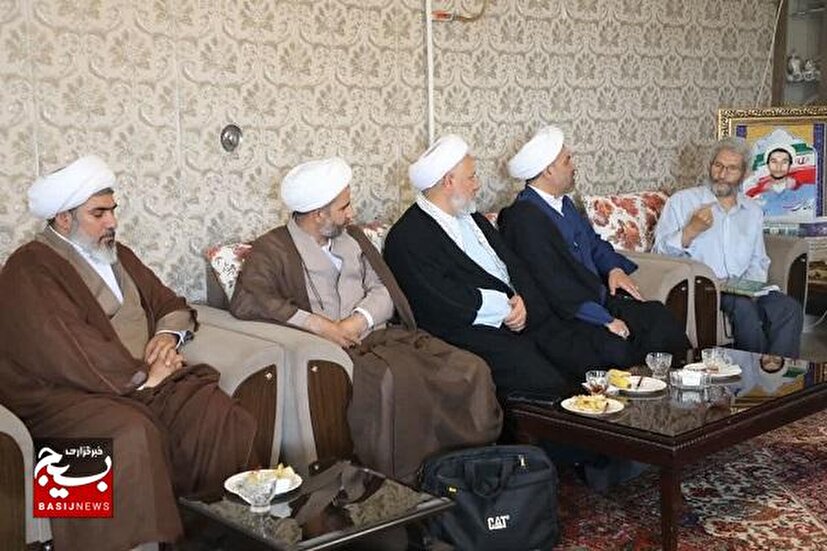 مسئول بسیج طلاب و روحانیون کشور با خانواده شهید کمال قاسمی دیدار کرد