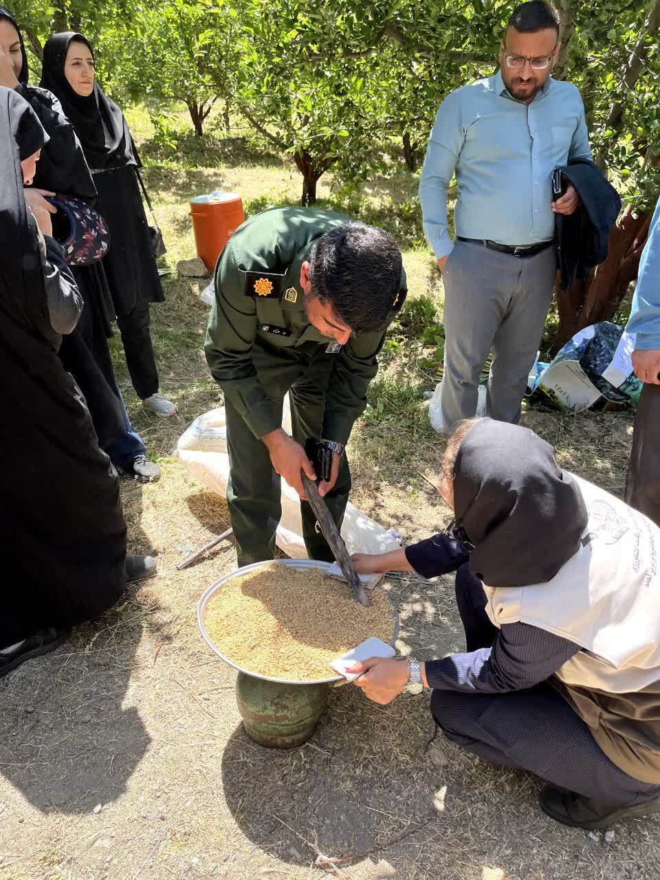 کنترل جوندگان مضر باغات شهرستان دنا توسط بسیج مهندسین کشاورزی سپاه فتح