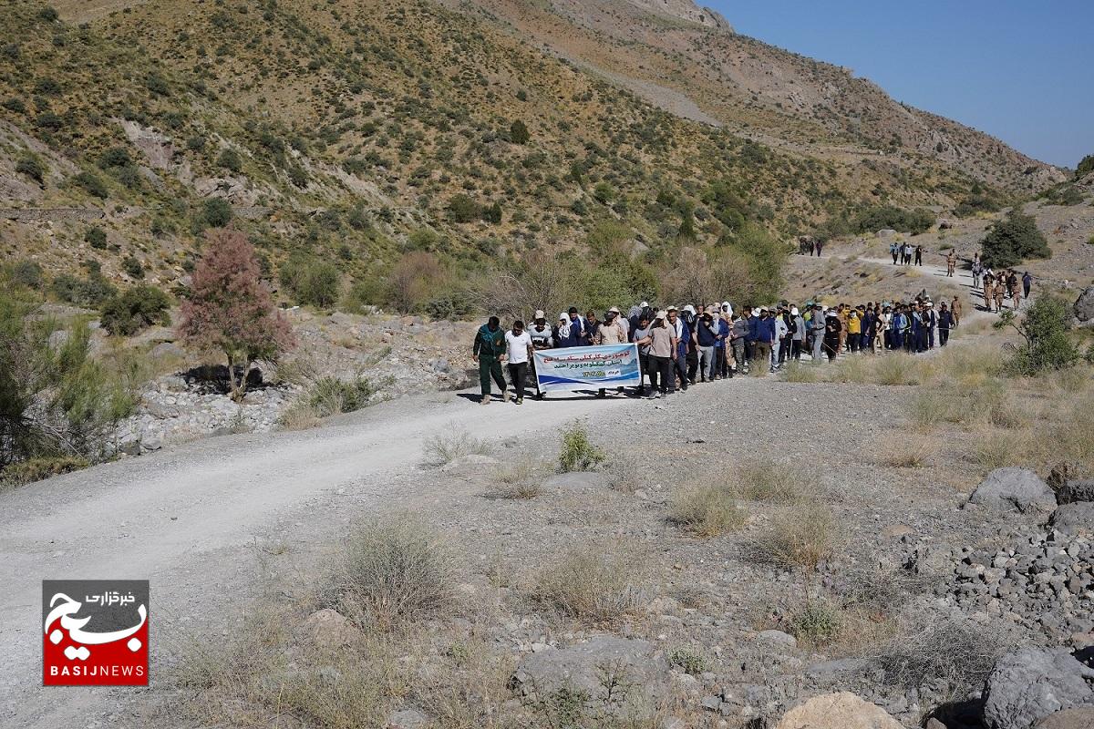 کوهنوردی کارکنان ستادی سپاه فتح در منطقه کوه گل سی سخت