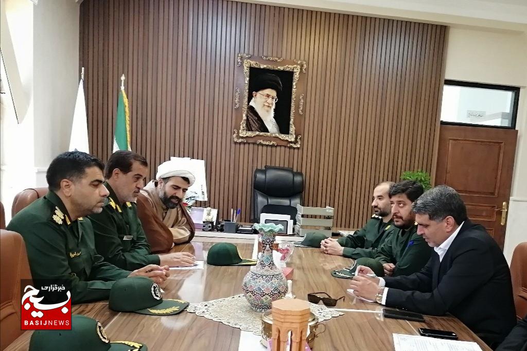 دیدار فرمانده ناحیه مقاومت بسیج و جمعی از سبزپوشان با سرپرست جدید شهرداری گناباد.