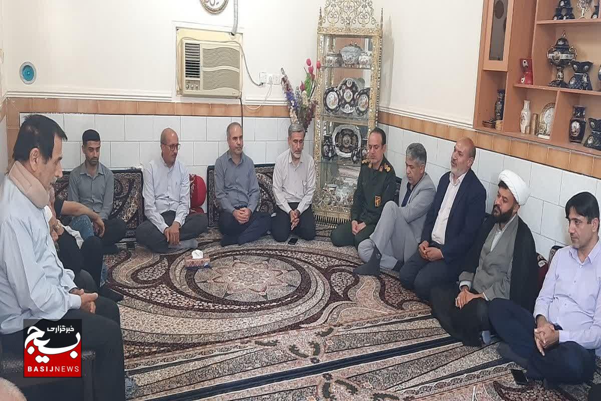 دیدار چند تن از مسئولان استانی و شهرستانی با خانواده شهید حادثه صهیونیستی تهران در شهر خورموج