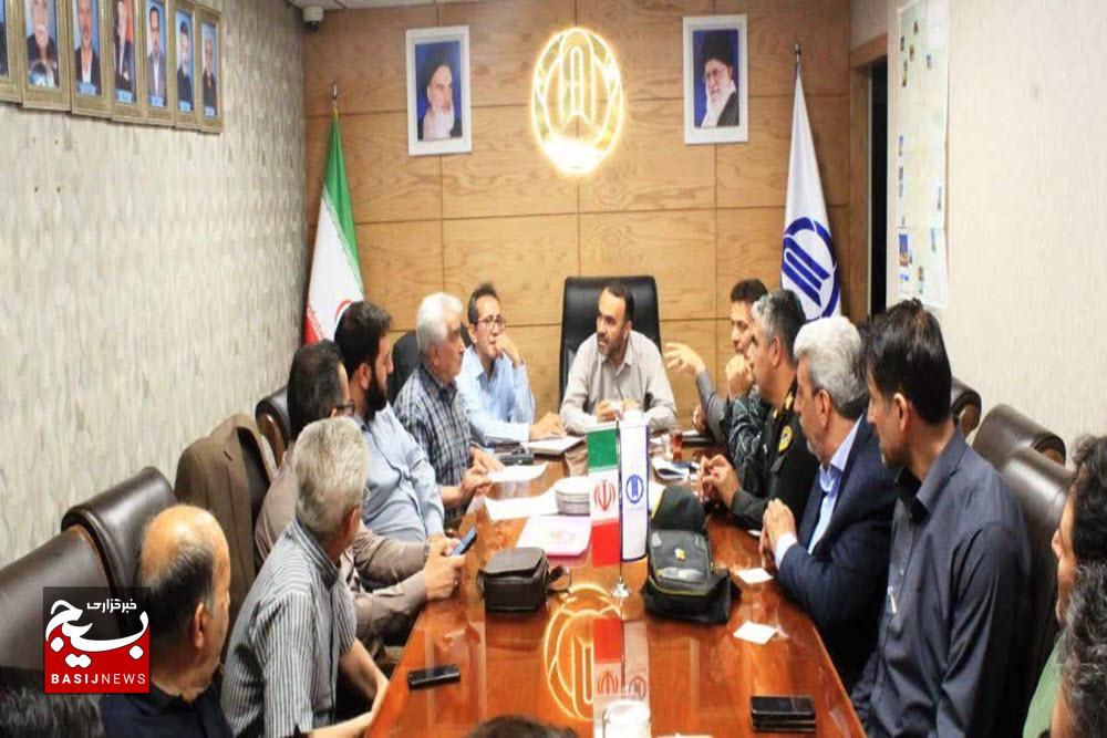 اصناف و بازاریان با هوشیاری در مقابل توطئههای دشمنان ایستادگی کنند