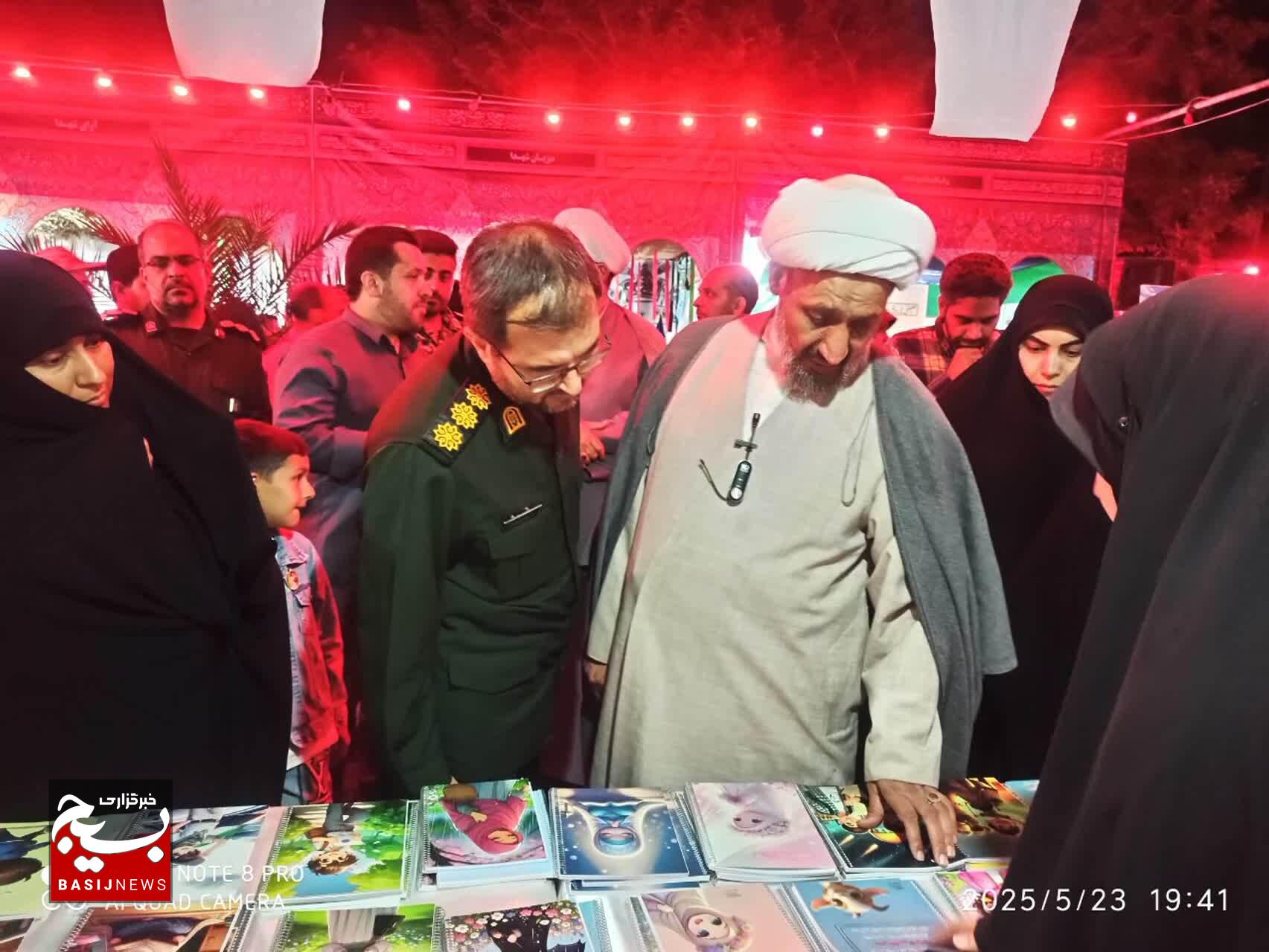 درخشش همدلی در شب دوم یادواره ملی شهدای مدافع حرم با حضور مسئولان استانی، چهرههای فرهنگی و استقبال پرشور مردمی درخشش همدلی در شب دوم یادواره ملی شهدای مدافع حرم با حضور مسئولان استانی، چهرههای فرهنگی و استقبال پرشور مردمی