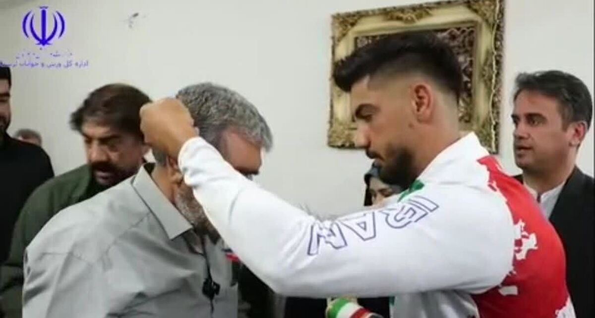 مدال خود را به خانواده شهید مرادی اهدا کرد