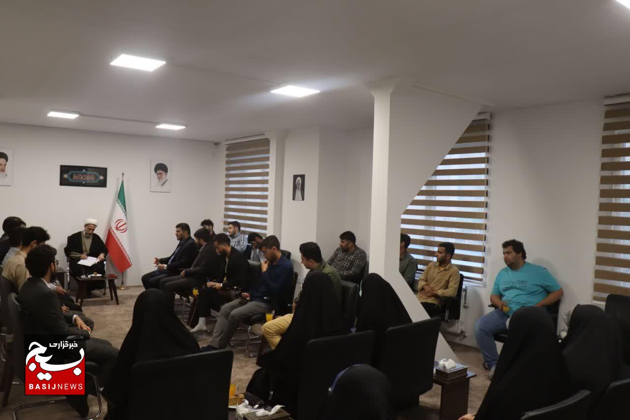 بسیج باید پیشتاز عرصه بصیرتافزایی و پاسخگویی به نیازهای فکری و معنوی جامعه باشد بسیج باید پیشتاز عرصه بصیرتافزایی و پاسخگویی به نیازهای فکری و معنوی جامعه باشد