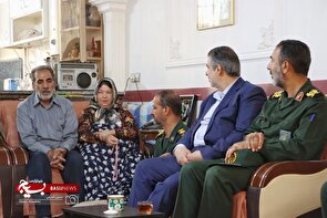 دیدار استاندار مرکزی و فرمانده سپاه حضرت روح الله با خانواده معظم شهید 