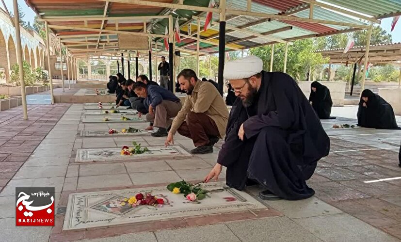 آئین غبارروبی و گلباران قبور شهدای شهرستان زرند برگزارشد