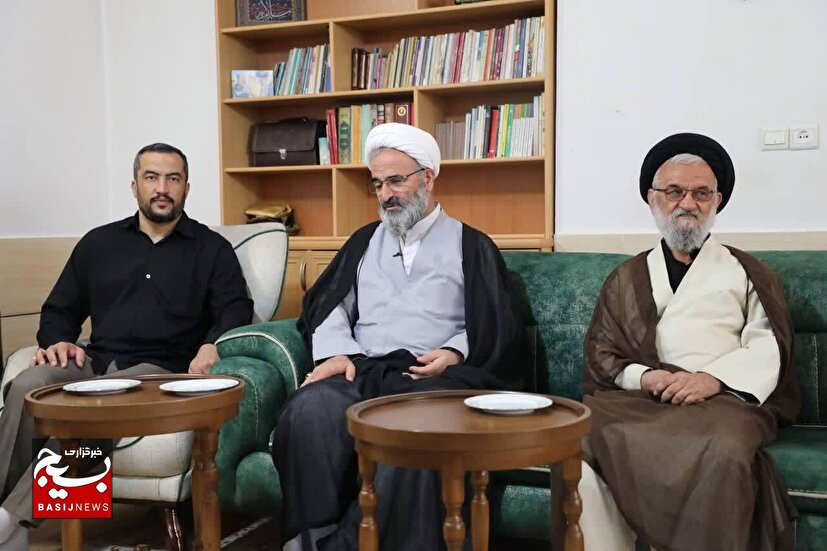 دیدار نماینده ولی‌فقیه در استان با خانواده شهید «حاجی قاسمی» در بسطام