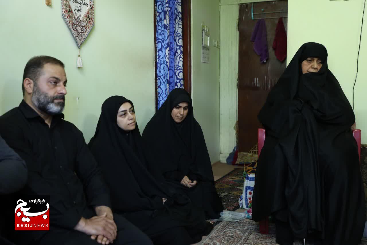 دیدار فرمانده سپاه قدس گیلان با خانواده‌شهدای جنگ تحمیلی۱۲روزه در چابکسر
