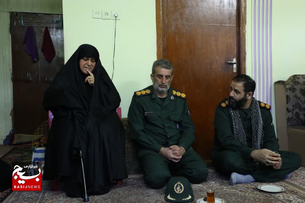 دیدار فرمانده سپاه قدس گیلان با خانواده‌شهدای جنگ تحمیلی۱۲روزه در چابکسر و کلاچای