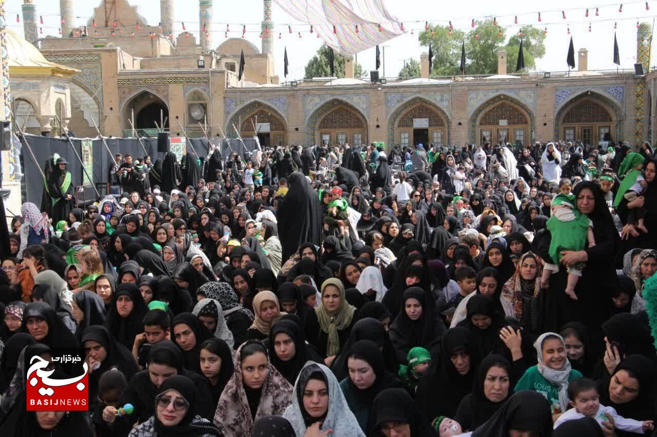 آئین شیرخوارگان حسینی در امامزاده حسین(ع) قزوین برگزار شد آئین شیرخوارگان حسینی در امامزاده حسین(ع) قزوین برگزار شد