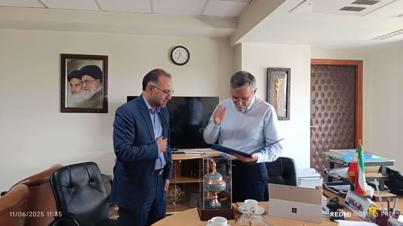 تقدیر رئیس سازمان بسیج علمی، پژوهشی و فنّاوری از استاد برجستهٔ فرهنگستان علوم ایران