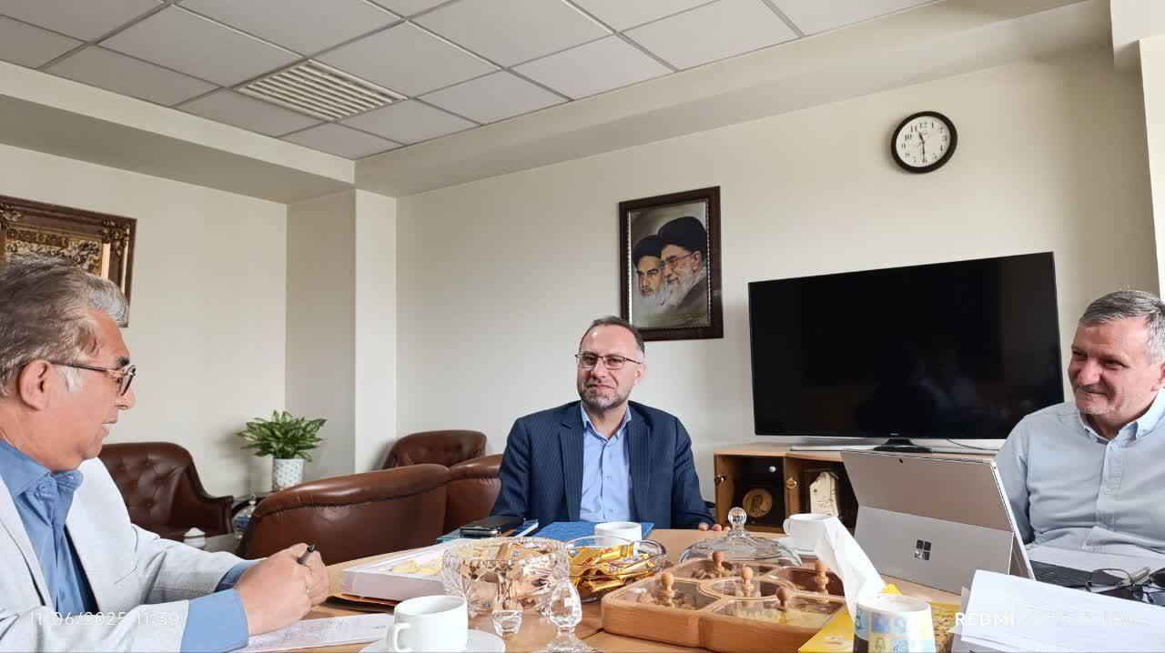 تقدیر رئیس سازمان بسیج علمی، پژوهشی و فنّاوری از استاد برجستهٔ فرهنگستان علوم ایران