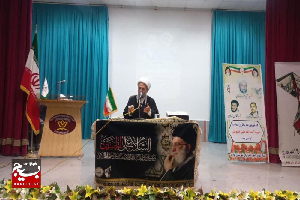 شهدا ستارگان هدایت ملت در فتنهها هستند
