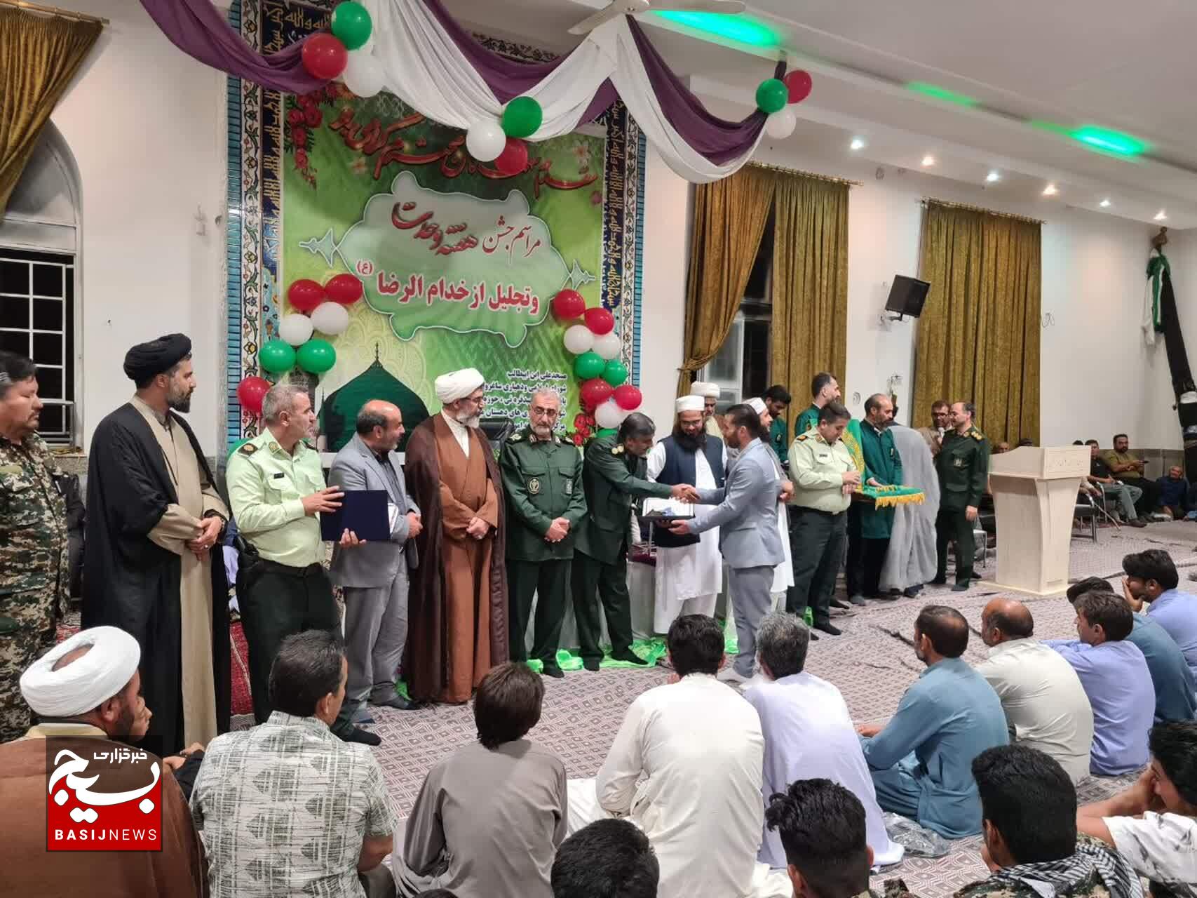 برگزاری مراسم جشن هفته وحدت در مسجد علی بن ابی طالب ساغروان با حضور سردار مجتبی غفور پور و جمعی از مسئولان و شخصیتهای برجسته استان خراسان رضوی برگزاری مراسم جشن هفته وحدت در مسجد علی بن ابی طالب ساغروان با حضور سردار مجتبی غفور پور و جمعی از مسئولان و شخصیتهای برجسته استان خراسان رضوی