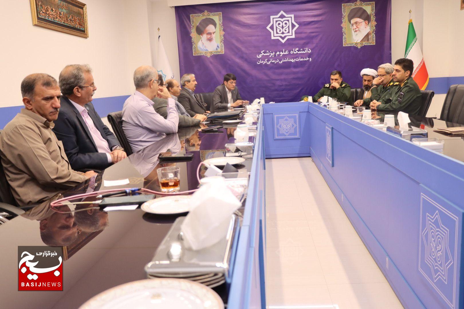 دیدار فرمانده سپاه ثارالله استان کرمان، با دکتر هاشمیان به مناسبت روز پزشک
