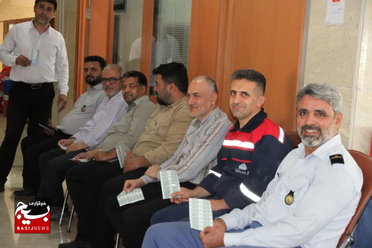 “فریاد زندگی در رگهای جامعه؛ کارکنان شرکت ملی پالایش و پخش، با اهدای خون، حماسهای دیگر در هفته دولت و یادبود شهدای اقتدار آفریدند” “فریاد زندگی در رگهای جامعه؛ کارکنان شرکت ملی پالایش و پخش، با اهدای خون، حماسهای دیگر در هفته دولت و یادبود شهدای اقتدار آفریدند”